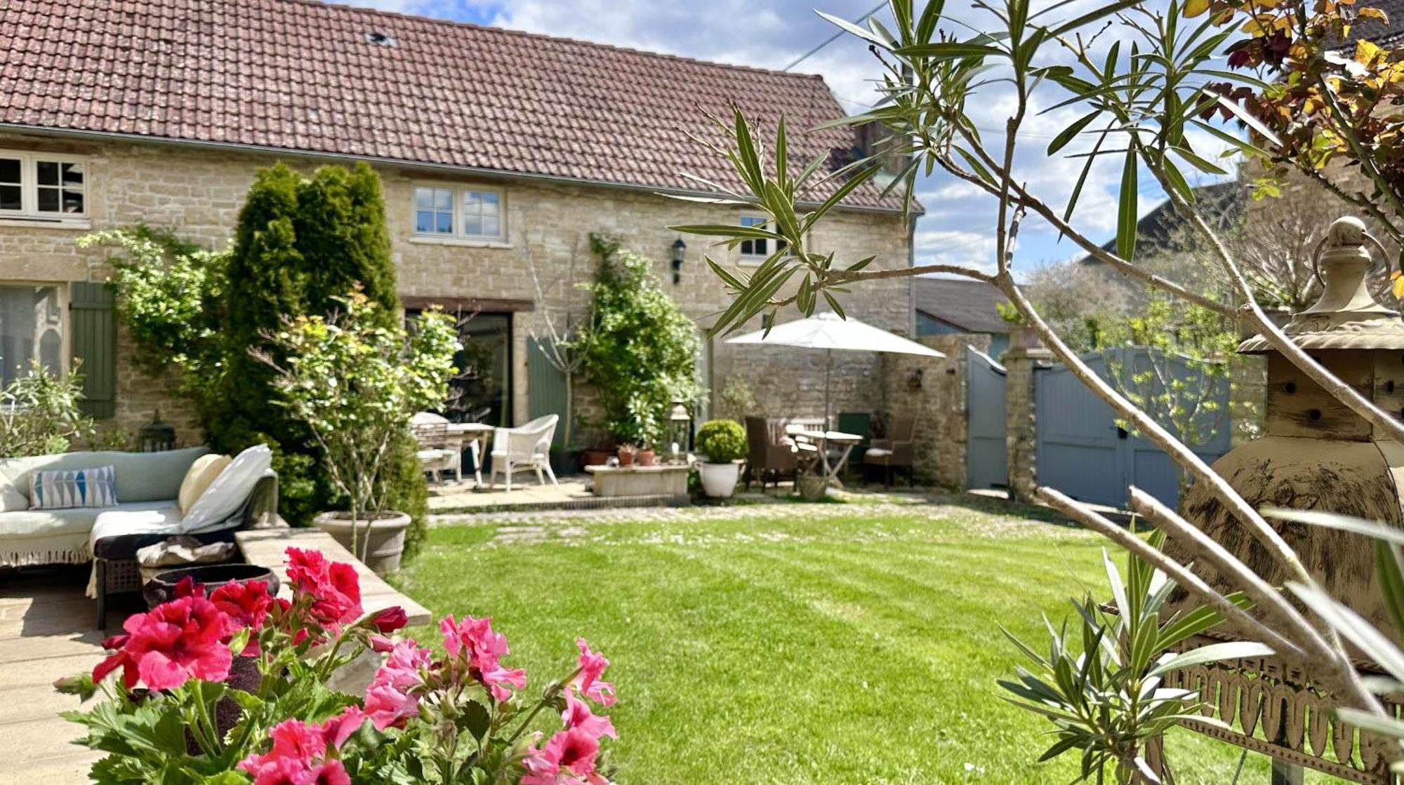 Gigny  La Cour Des Delices B&B 외부 사진